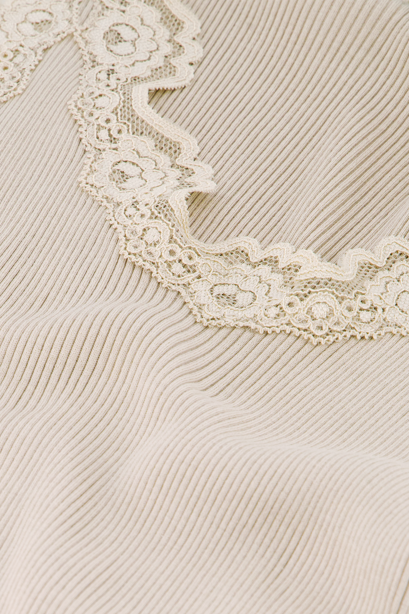 Babette Top mit U-Ausschnitt und Spitze Sand
